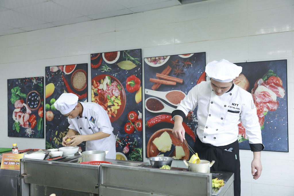 sinh viên ngành KTCBMA tại phòng thực hành